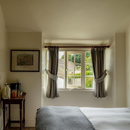 The Bell Inn Lechlade Buitenkant foto